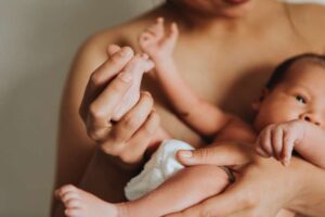 Rêver de bébé dans les bras